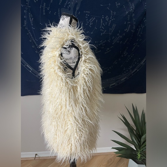 Ivory Long Shaggy Faux Fur Vest Dani Collection — Size M - Picture 4 of 6